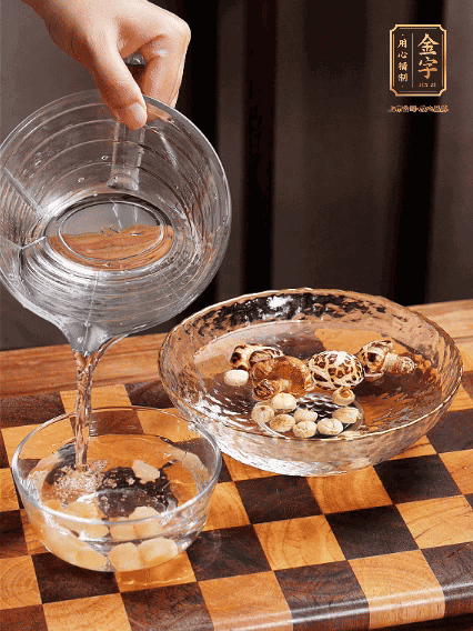 將雞肉、鮑魚(yú)、蝦仁焯水，冬菇、蓮子、干貝泡發(fā)