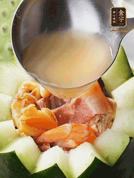 煮好后，盛入冬瓜盅。放入鍋中，可繼續(xù)燉煮，越燉越有味