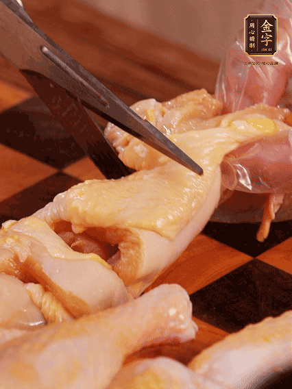 土雞處理干凈，切成大塊，加蔥姜、花雕酒、鹽腌制10分鐘