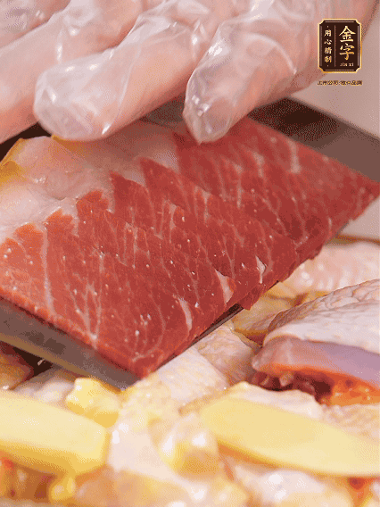 碼上金字火腿片，上鍋蒸足40分鐘