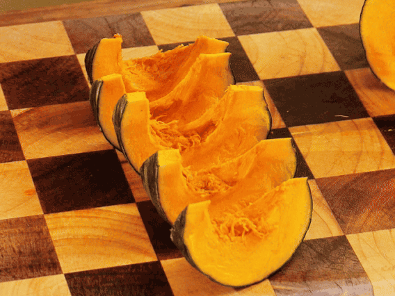 貝貝南瓜去瓤切小塊；干香菇熱水泡發(fā)，切條