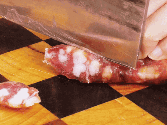 香腸少油煸出香味，下南瓜、板栗、香菇翻炒。2勺生抽、1勺老抽、1勺蠔油、1勺鹽、半勺糖調(diào)味