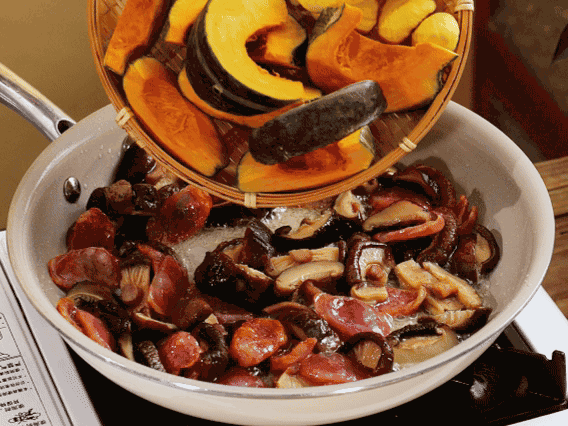 清洗好的大米放入電飯鍋，加裹滿醬汁的食材，再加剛好沒過食材的水，攪拌一下