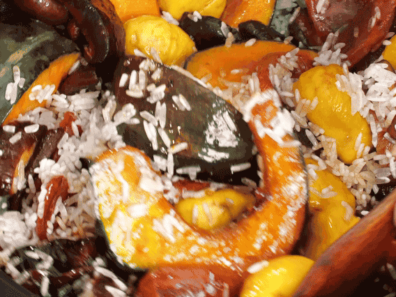 電飯煲正常煮飯模式煮飯。出鍋后撒點(diǎn)蔥花