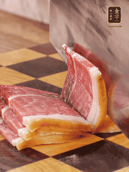 金字火腿切片，溫水浸泡5分鐘；肉皮泡發(fā)，切成小塊。