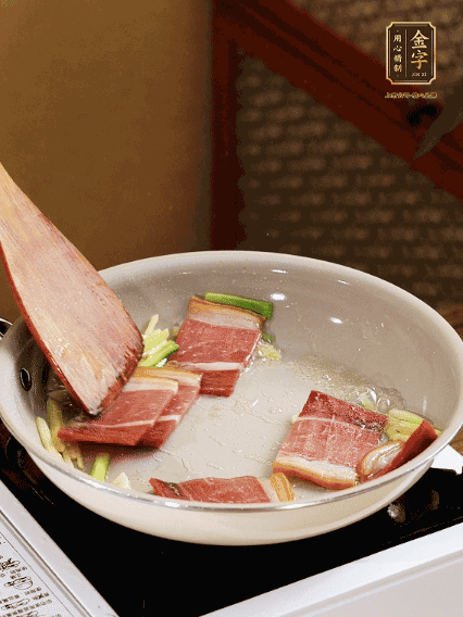 熱油下鍋，火腿、蔥姜蒜煸出香味備用