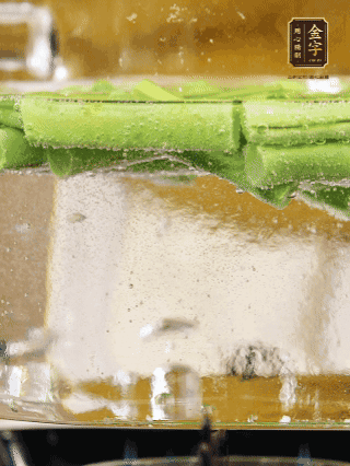 豆角切成段，加油焯水1分鐘