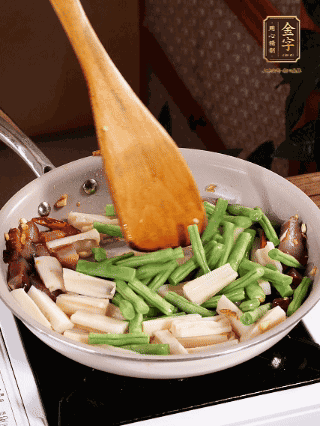 加少許生抽、蠔油、料酒、雞精調(diào)味，少許清水燜2分鐘，炒至豆角皺皮即可