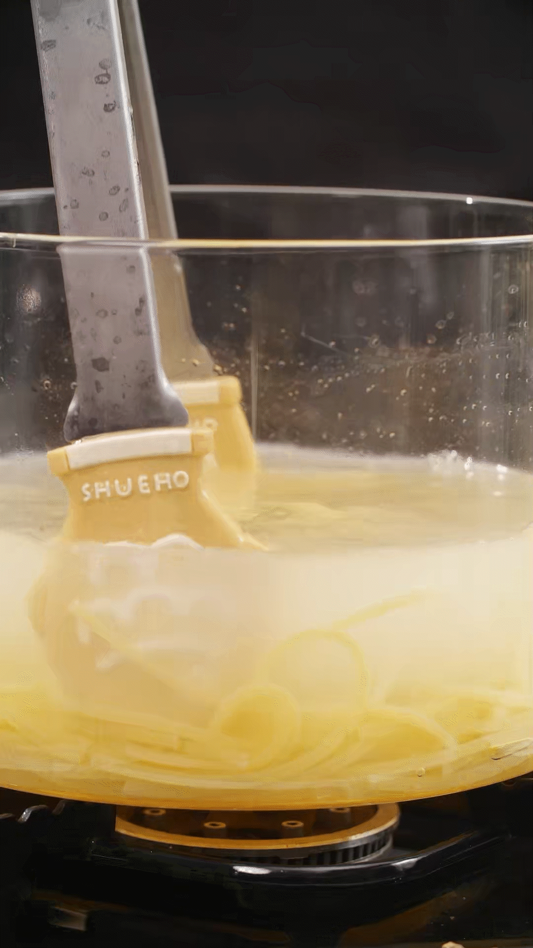 將意面煮熟，到自己喜歡的熟度。撈出過冷水，瀝干
