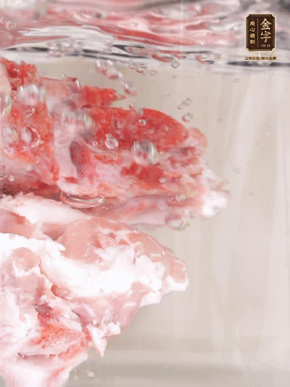 豬骨冷水下鍋，加蔥姜、料酒焯水4分鐘。