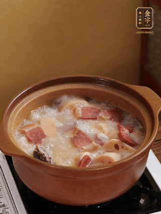 豬油潤(rùn)鍋，豬骨、姜片煸出油脂香，再依次下開(kāi)水、蓮藕、火腿，大火燒開(kāi)