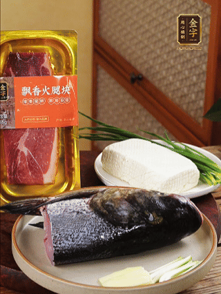 花鰱魚頭處理干凈（刮黑膜、除貼骨血、拔魚牙、剪魚鰭、刮凈魚肉表面雜質(zhì)），從中間劈開成兩半，擦干水分