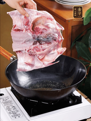 鍋里油燒熱（一半豬油、一半玉米油），放入魚頭，把魚頭煎至少兩面金黃