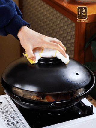 大火燒開，大火煮10~15分鐘。放入切好的豆腐，再煮5分鐘