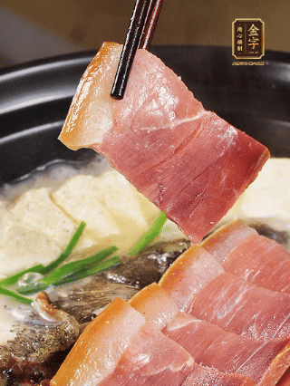 加入一丟丟鹽，撒點(diǎn)胡椒粉，蔥段點(diǎn)綴