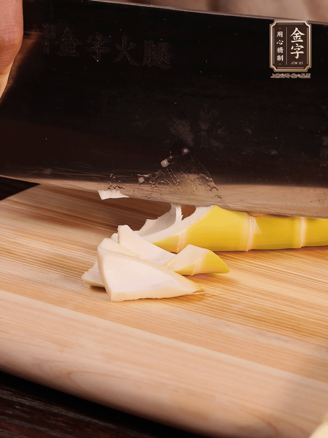 春筍去筍衣切滾刀塊；萵筍去皮切滾刀塊；春筍、百葉結(jié)焯水2分鐘。