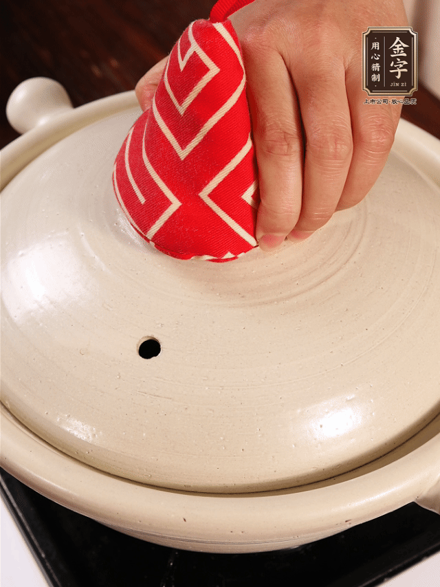 加開水燉煮，水沸后轉(zhuǎn)小火40分鐘。