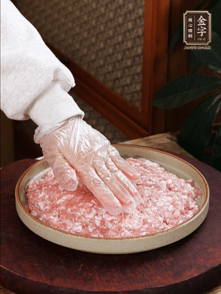 依次鋪肉末，碼入雞蛋豆腐，再鋪上金字香腸。