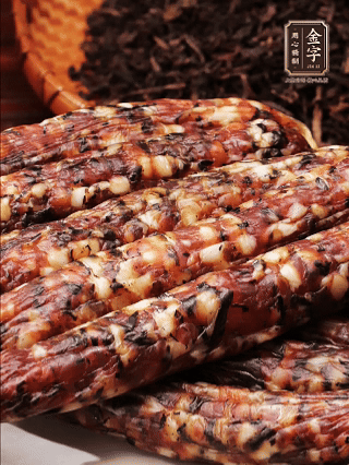 金字土香腸、金字梅干菜香腸、金字醬肉，切片