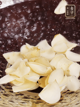 大蒜、生姜、紅蔥頭處理成粒。青辣椒切碎