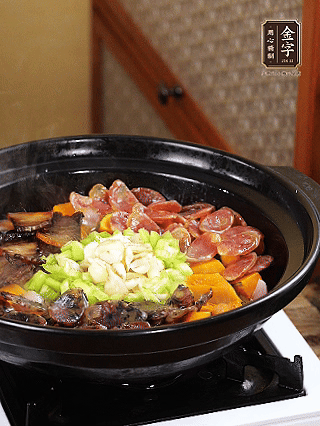 中間放入百合，圍一圈青椒碎，小火再焗2分鐘