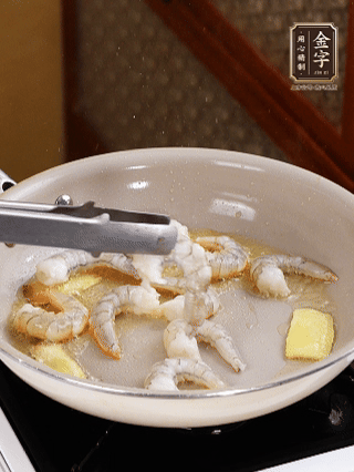 秘制煲仔飯醬油：2勺蒸魚豉油、半小勺糖、1大勺清水攪拌均勻煮1分鐘