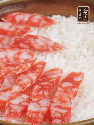 砂鍋加入半勺豬油、半勺花生油抹勻，倒入絲苗米，加水沒過大米一指高，蓋蓋大火煮至水分微干