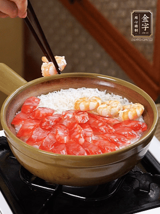 開蓋戳幾個洞均勻受熱，鋪臘腸、蝦仁，蓋蓋小火煮5分